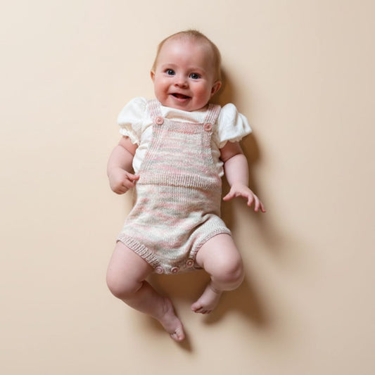 Vesleskattens klassiske romper – strikkeoppskrift selebukse til baby, digital oppskrift som PDF