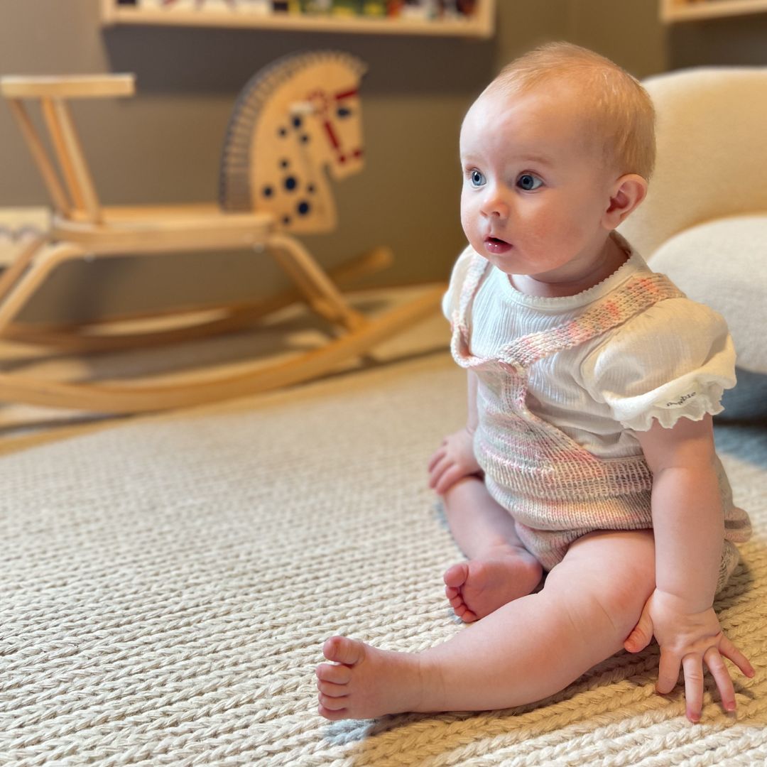 Klassisk romper sett fra siden – babystrikk romper, strikkeoppskrift til nyfødt og baby