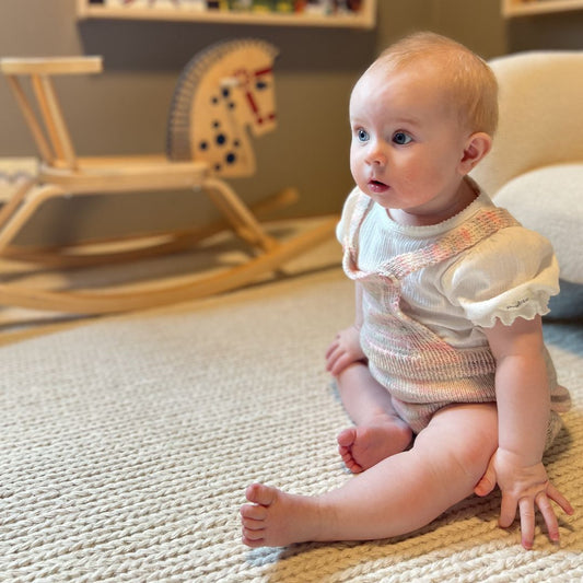 Klassisk romper sett fra siden – babystrikk romper, strikkeoppskrift til nyfødt og baby