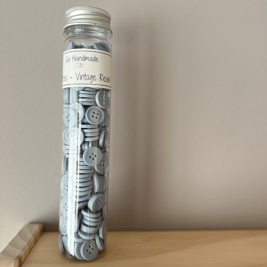 Knapper fra Go Handmade i fargen lyseblå. Perfekt til babystrikk og hentesett. Knapper som tåler mye. Størrelse 15 mm.