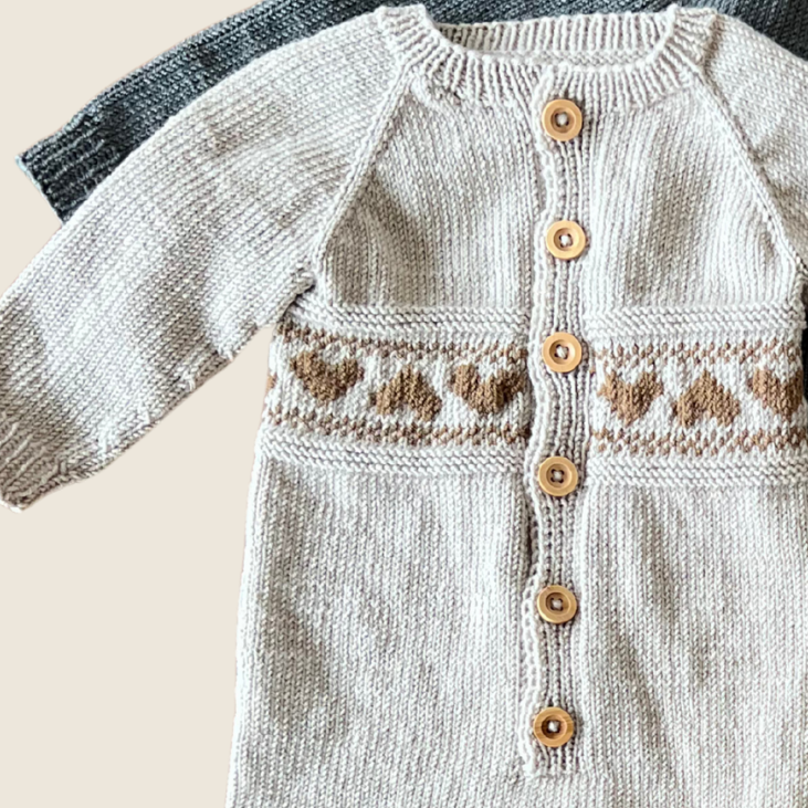 Classic knapper fra Go Handmade på dress fra Vesleskatten. Knapper på babydress. 15 mm.