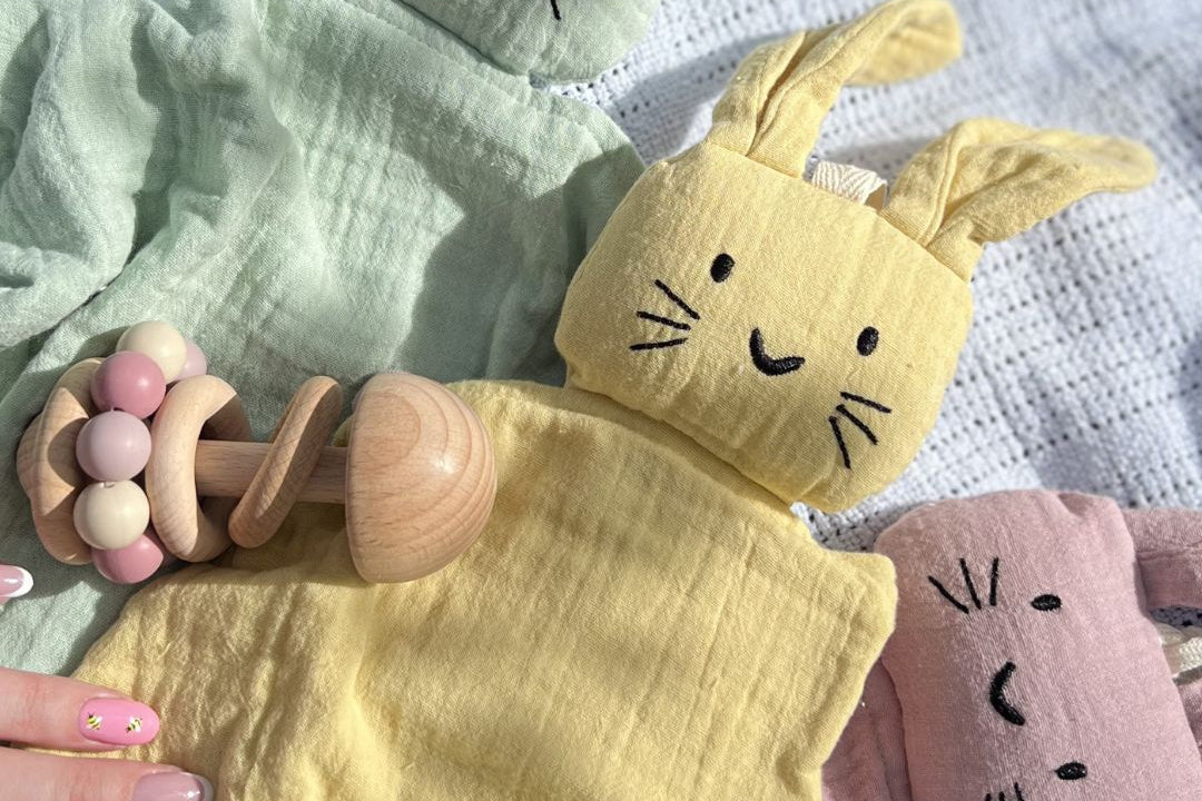 Load video: Økologisk koseklut for baby og småbarn. Trygg babyleke.