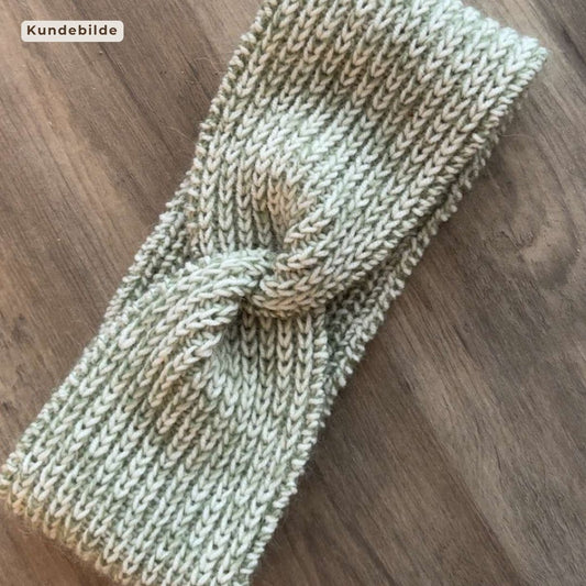 Kundebilde av Mammas yndlingspannebånd i jadegrønn Tynn Kidsilk Erle og hvit Dale Garn Soft Merino. Nybegynnervennlig strikkepakke i blanding av mohair og merinoull, enkel strikkeoppskrift til å strikke pannebånd til voksen kvinne, mamma eller venn. 