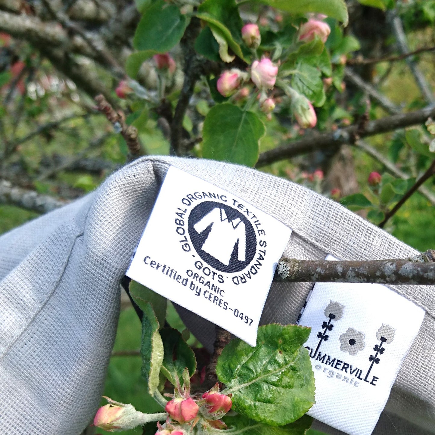 Summerville Organic pledd - bilde av lapp som viser GOTS og merke