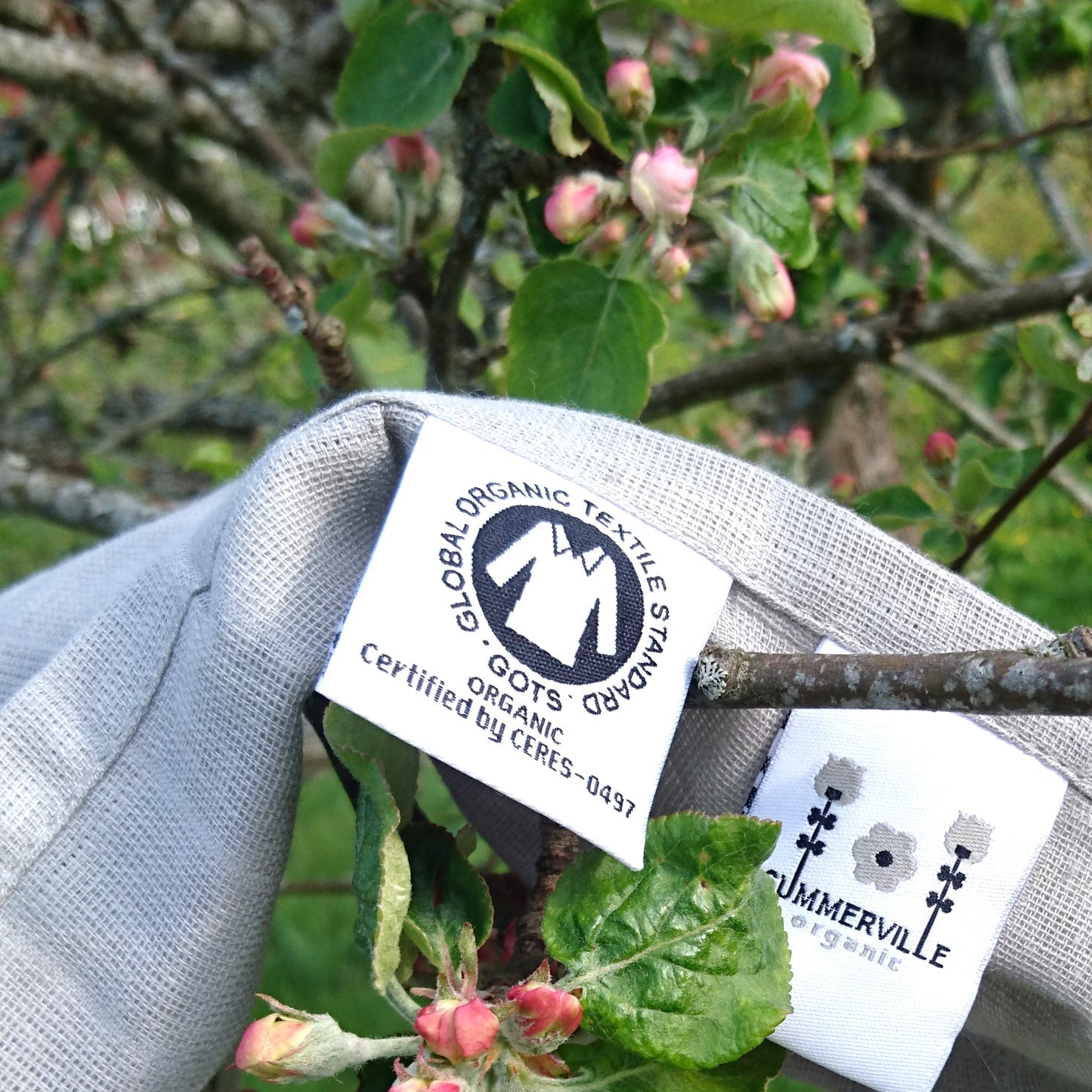 Summerville Organic pledd - bilde av lapp som viser GOTS og merke