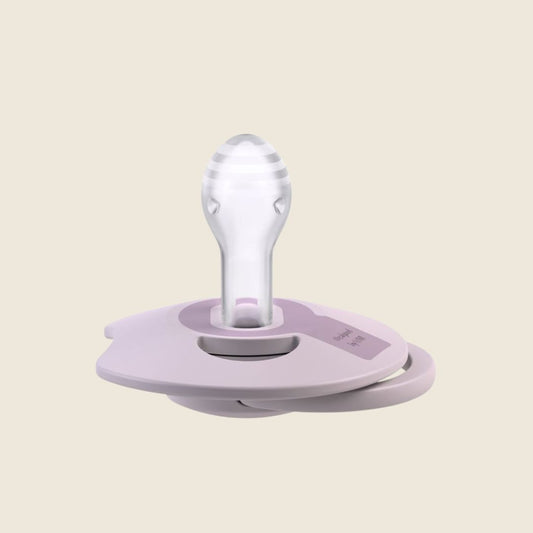 LOVI Prime Dynamisk smokk 0-6 mnd Lilac sett fra siden – form inspirert av brystvorten