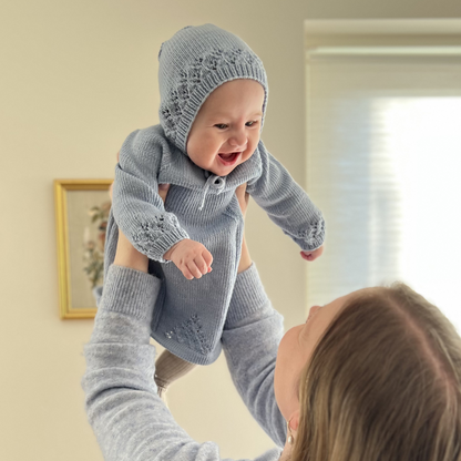 Lyseblå lue til baby. Strikkepakke kyse med Dale Garn Soft Merino. Strikkepakke til jentebaby. 
