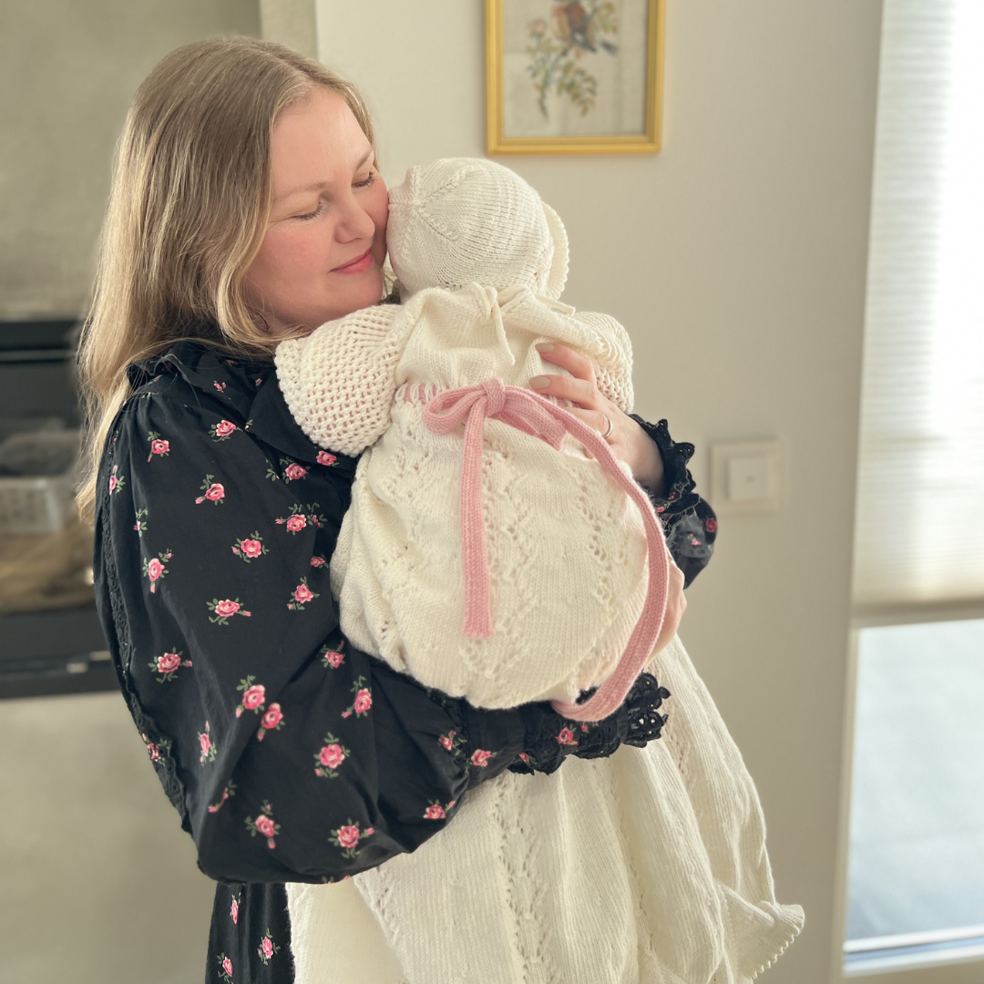 Lang og vakker dåpskjole. Strikkepakke med 100% merinoull. Dale Garn Soft Merino. Dåpskjole med fine detaljer og hullmønster.