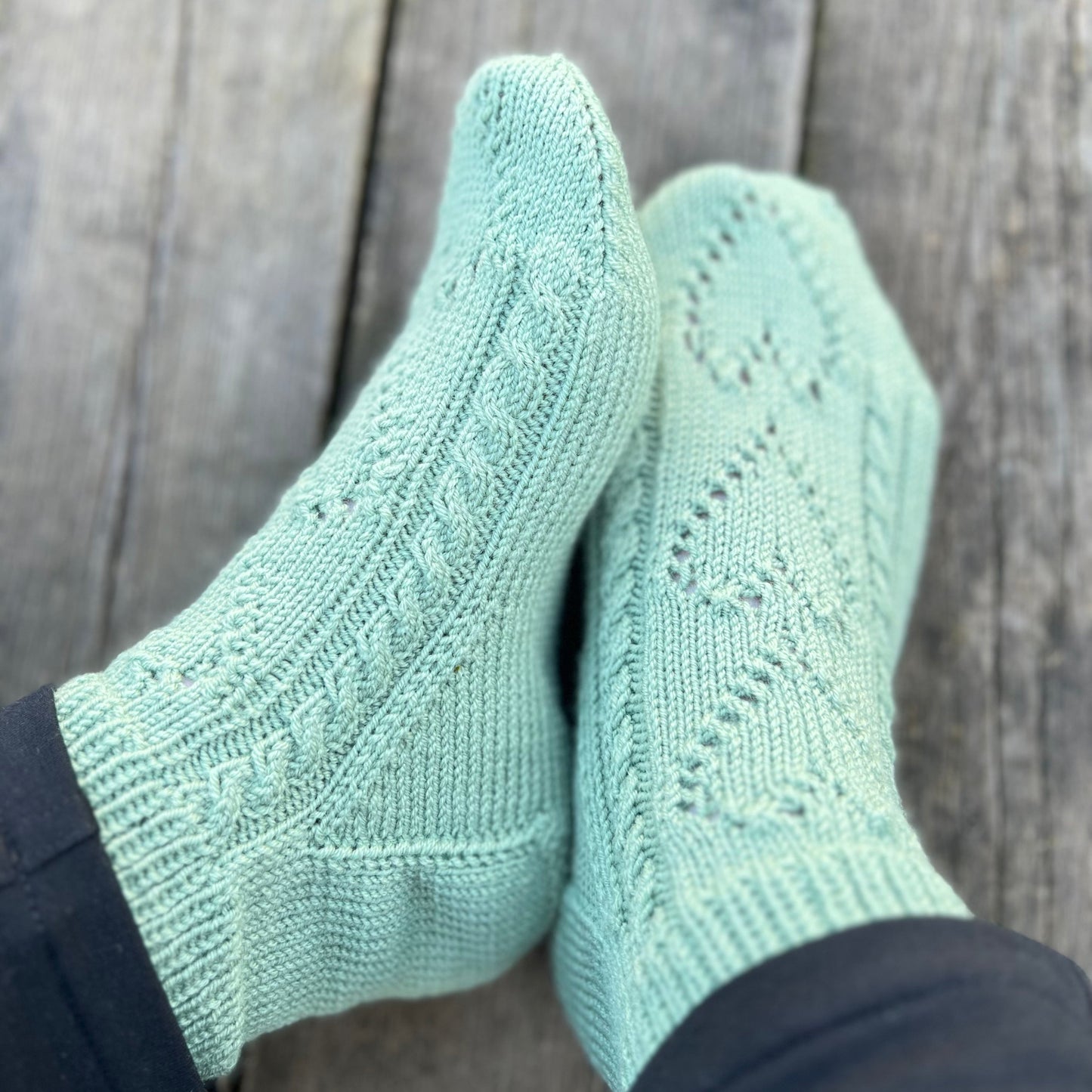 Mammas hjertesokker sett ovenfra og fra siden. Hjertemønster laget i hullmønster og fletter. Strikkepakke Dale Garn Soft Merino.