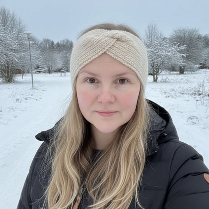 Mammas yndlingspannebånd forfra – nybegynnervennlig strikkepakke i blanding av merinoull og mohair. Enkel strikkeoppskrift til å strikke pannebånd til voksen, kvinne, mamma eller venn. Naturlig garn i 100% naturlige fibre.