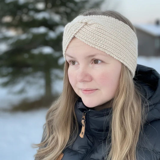 Mammas yndlingspannebånd på skrå – nybegynnervennlig strikkepakke i blanding av merinoull og mohair. Enkel strikkeoppskrift til å strikke pannebånd til voksen kvinne. Naturlig garn med Dale Garn Soft Merino og Tynn Kidsilk Erle.