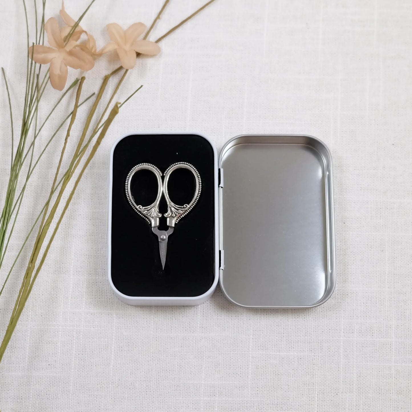 Minisaks - Vintage sølvfarget saks med boks