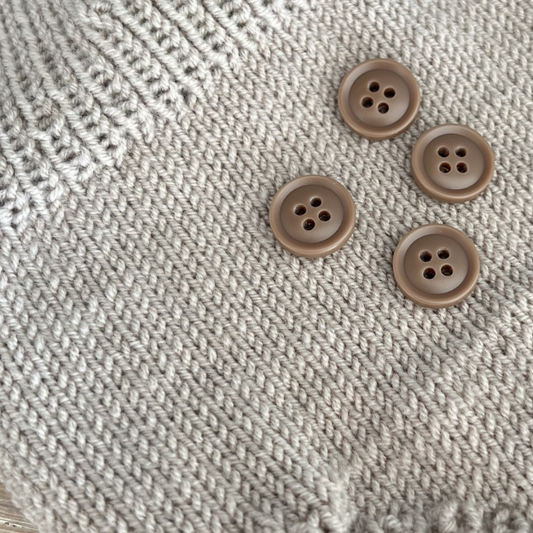 Brune knapper fra Go Handmade. Knapper med fire hull som er lette å feste. Knapper som passer til babystrikk. Knapper som er 15 mm diameter.