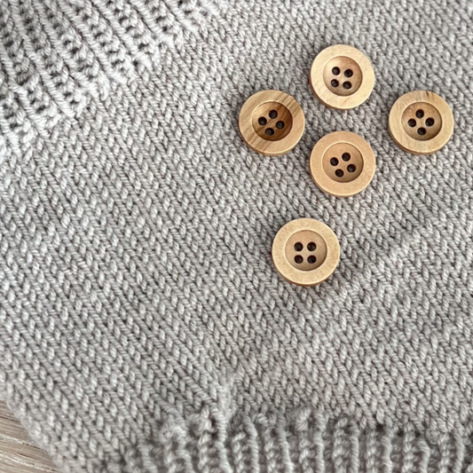 Classic treknapper Go Handmade. Treknapper med 4 hull som er 15 mm diameter. Knapper som er gode til babystrikk og hentesett.