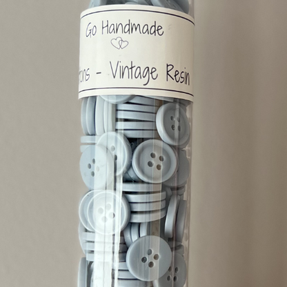 Lyseblå knapper fra Go Handmade. Laget av resin. Tåler mye. 15 mm. Perfekt til babystrikk og hentesett.