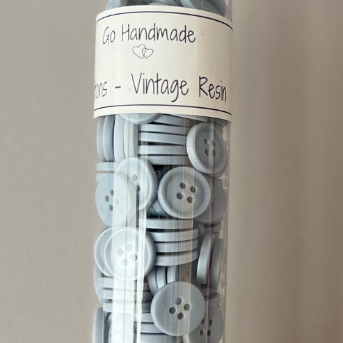 Lyseblå knapper fra Go Handmade. Laget av resin. Tåler mye. 15 mm. Perfekt til babystrikk og hentesett.