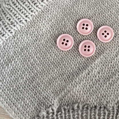 Lyserosa knapp fra Go Handmade i 15 mm diameter. Selges enkeltvis. Vintage Resin. Perfekt knapp til hentesett og strikking til baby og småbarn.