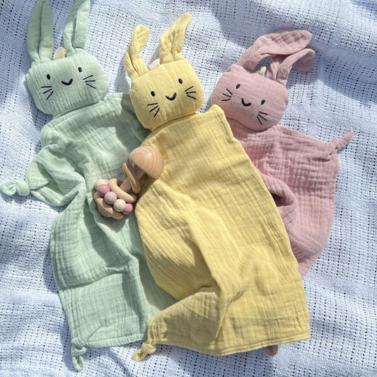 Økologisk koseklut i grønn, gul og rosa med trerangle – GOTS-sertifisert babyshower gave