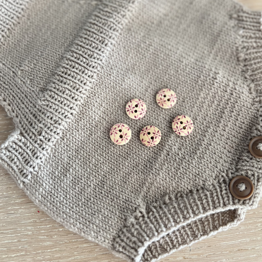 Knapper fra Go Handmade i tre. Treknapper med rosa mønster. Treknapper med blomster på. Treknapper med to hull. Knapper som er 15 mm diameter.