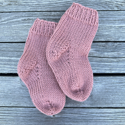 Merinoull 100% - ullsokker til baby. Strikkeoppskrift og garn til ullsokker til baby og barn. Enkle sokker uten mønster.