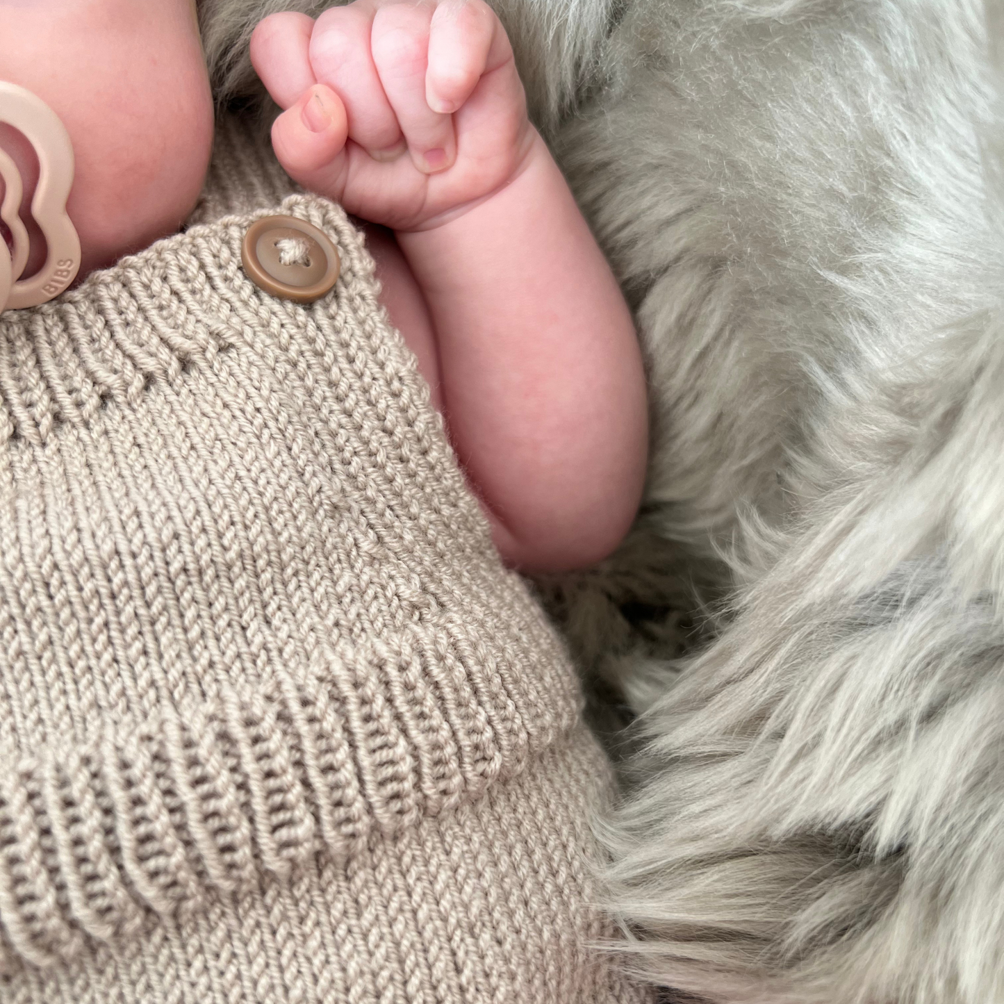 Romper/selebukse 0-3 måneder - Håndstrikka plagg - Vesleskatten design