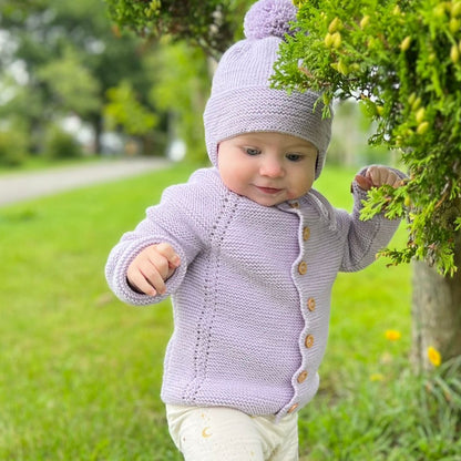 Strikk rillejakke til baby og småbarn. Enkel strikk til baby og barn. Kløfri strikk til baby og barn.