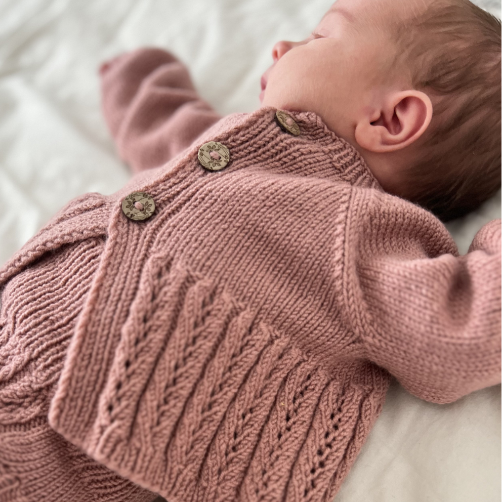 Eventyrjakke, strikkepakke som kan brukes som hentesett til baby. Merinoull. Klør ikke. Rosa strikkejakke baby. Dus Rose Soft Merino.