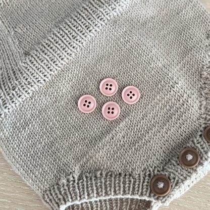 Rosa knapp fra Go Handmade 15 mm. Perfekt til babystrikk og hentesett. Knapp som tåler masse. Laget av Resin.