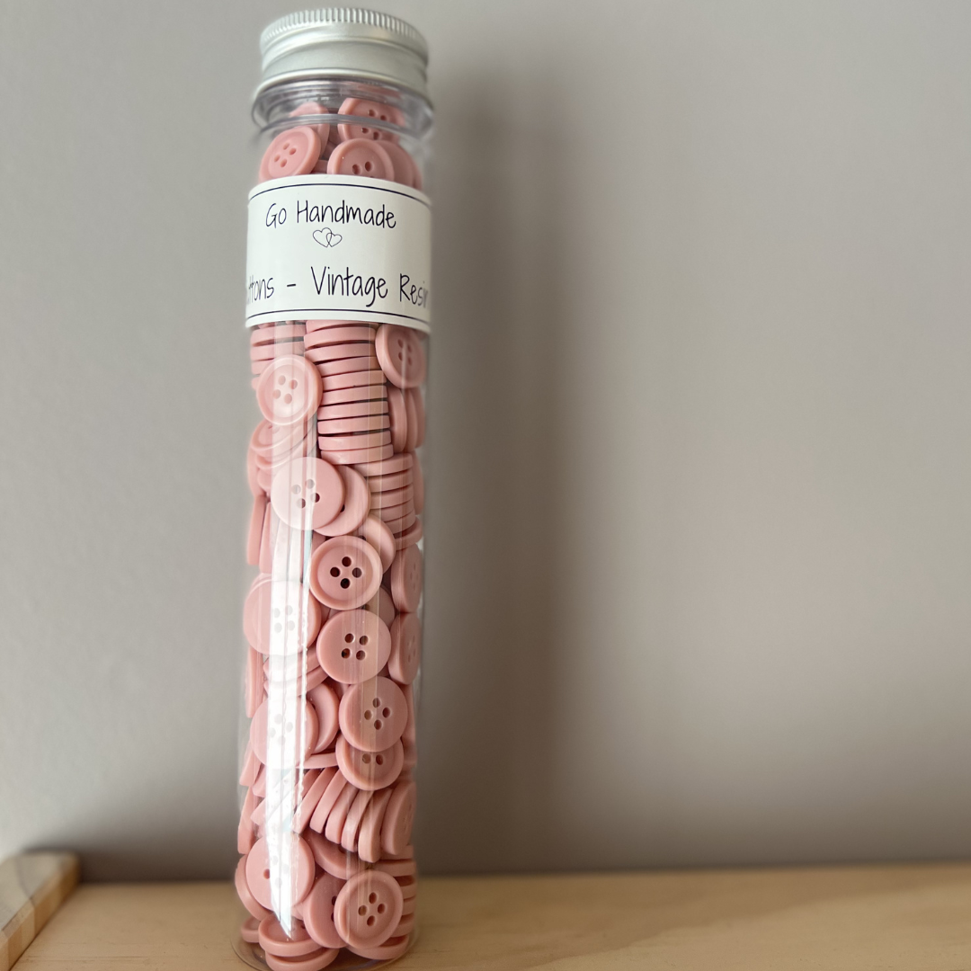 Knapper fra Go Handmade. Fargen er rosa, lyserosa. 15 mm diameter. Selges enkeltvis. Perfekt knapp til babystrikk og hentesett. Slitesterke knapper.