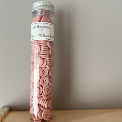 Knapper fra Go Handmade. Fargen er rosa, lyserosa. 15 mm diameter. Selges enkeltvis. Perfekt knapp til babystrikk og hentesett. Slitesterke knapper.