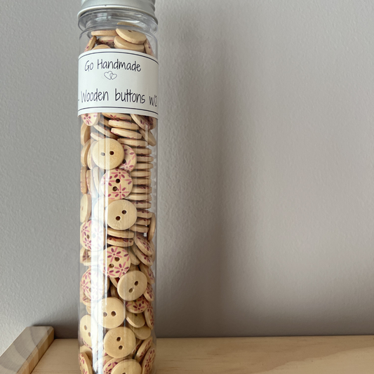 Treknapp fra Go Handmade i størrelse 15 mm diameter. Treknapper som passer perfekt til babystrikk og hentesett. Treknapper med rosa mønster.