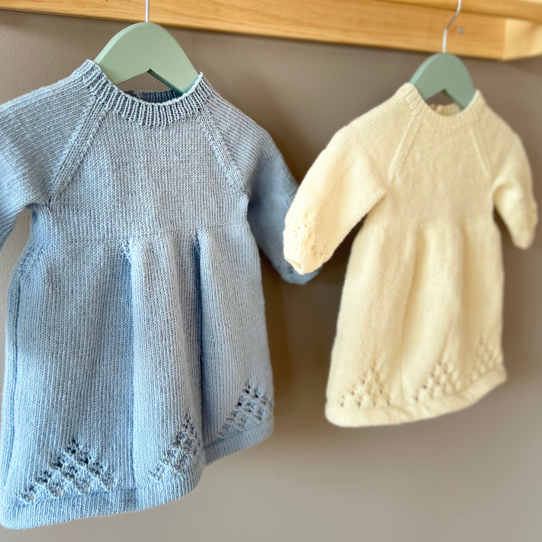 Strikkepakke kjole baby, kjole med body, blå og hvit kjole i merinoull