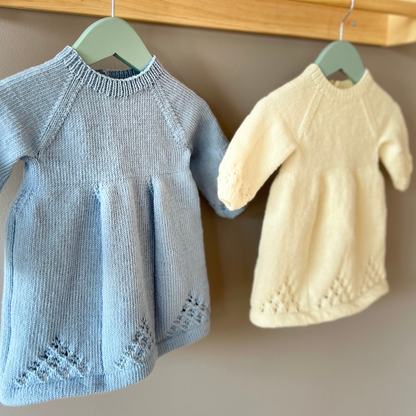 Strikkepakke kjole baby, kjole med body, blå og hvit kjole i merinoull