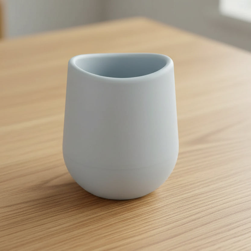 Kopp i fargen silver grey fra Summerville Organic, silikonkopp treningskopp for barn