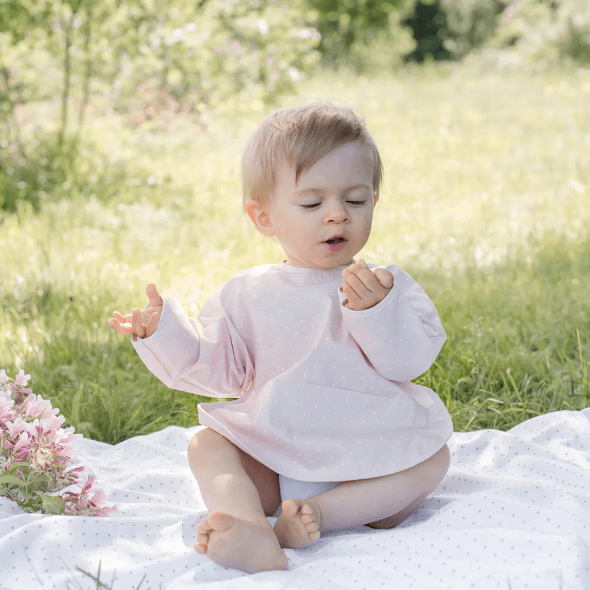 Smekke med lange ermer fra Summerville Organic. Gensersmekke. Økologisk bomull. Produkt uten plast. Rosa smekke. 