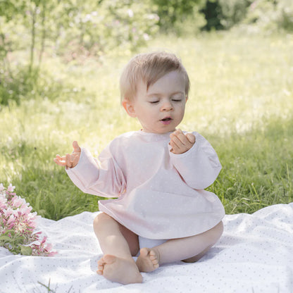 Smekke med lange ermer fra Summerville Organic. Gensersmekke. Økologisk bomull. Produkt uten plast. Rosa smekke. 