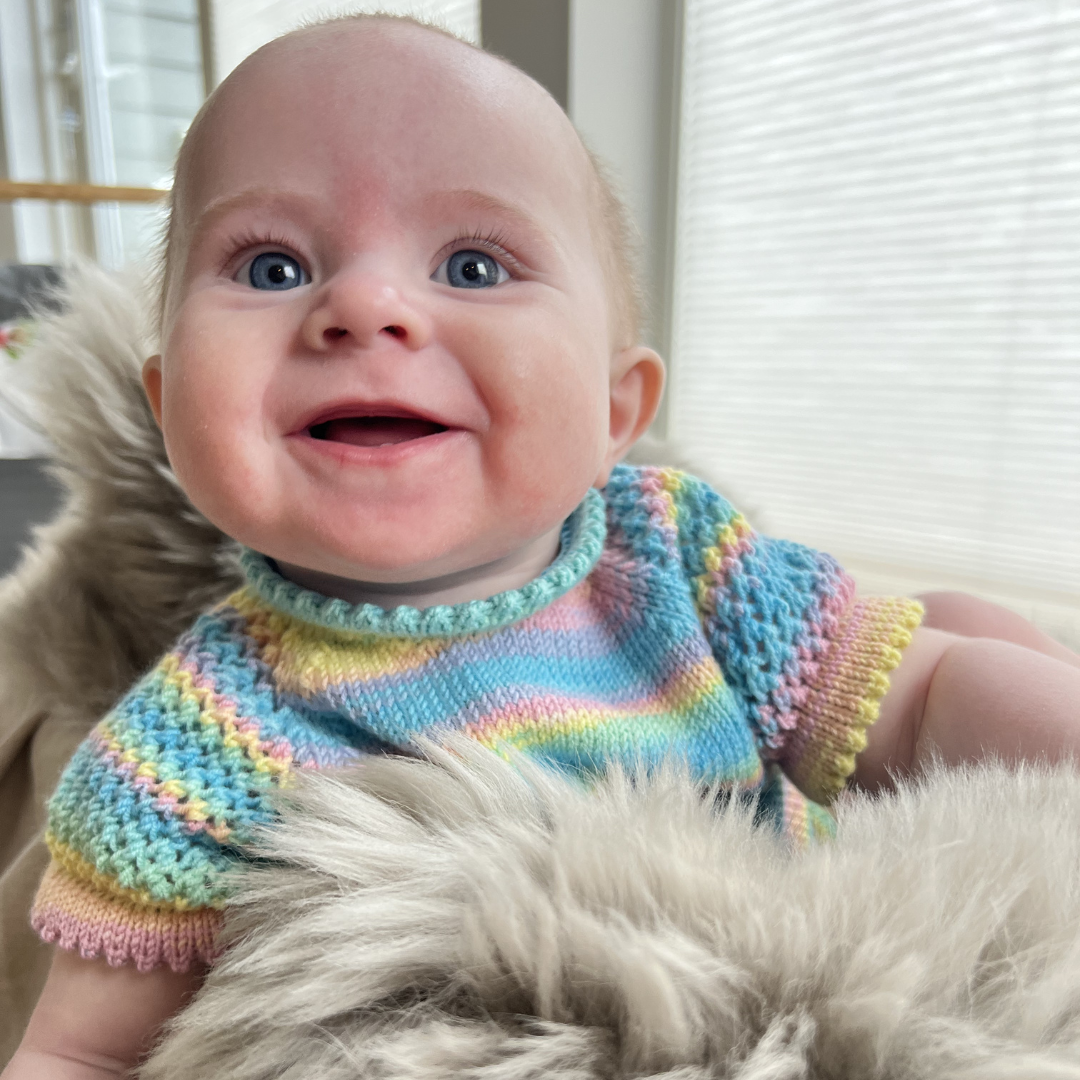 Strikke sommerbody til baby med vakre detaljer. Picot-kant og hullmønster. Sommerstrikk.