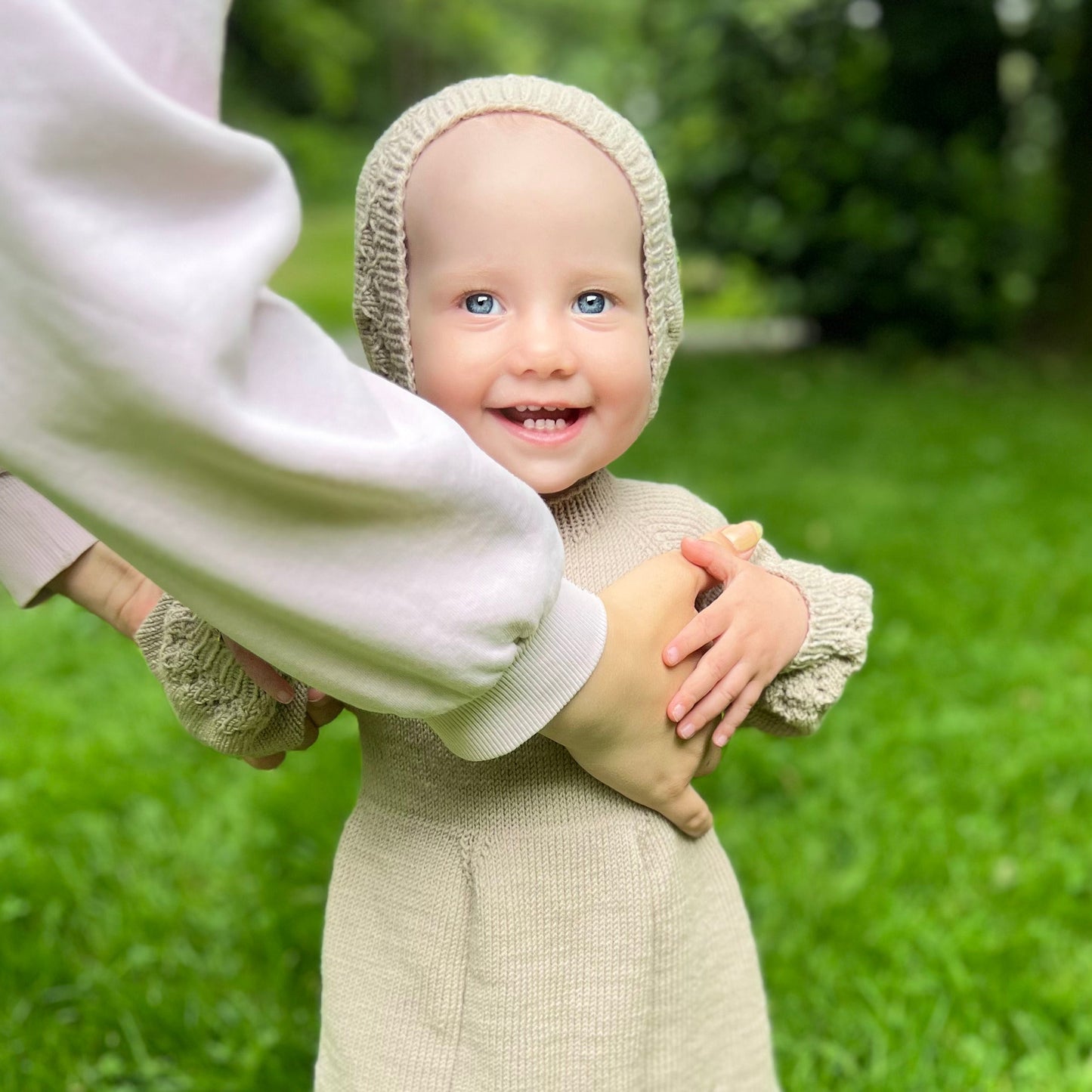 Jente 1 år i Vesleskattens søte kjole og kyse, Strikkepakke Dale Garn Soft Merino, jente smiler