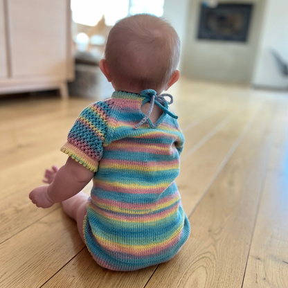 Strikke praktiske klær til sommeren. Body i merinoull. Strikkepakke med merinoull og oppskrift. Strikke plagg til sommeren til baby.