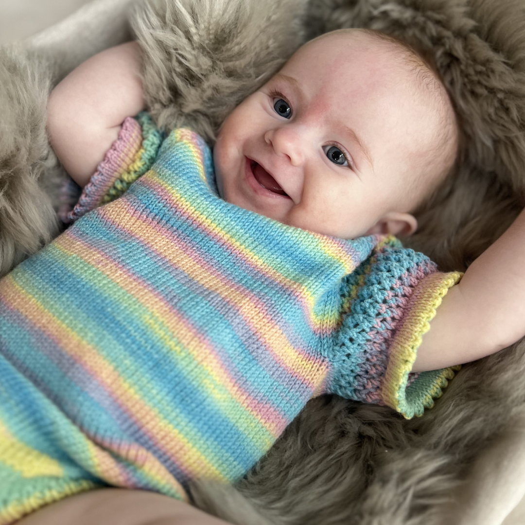 Strikke body til baby i merinoull. Strikke body med korte ermer og hullmønster til baby. Strikke sommerplagg til baby og barn i merinoull. 