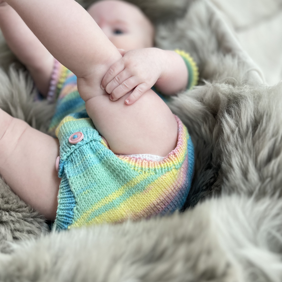 Strikke praktisk body med knapper til baby. Strikke body med enkel av- og påkledning til baby og barn.