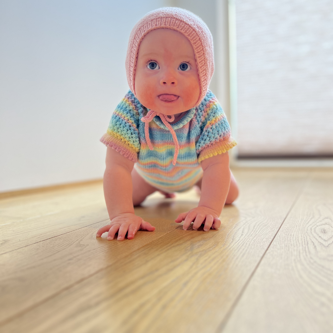 Strikke sommerklær som puster til baby og barn. Strikke klær som er behagelige å ha på og gode å bevege seg i. Babystrikk til sommeren.
