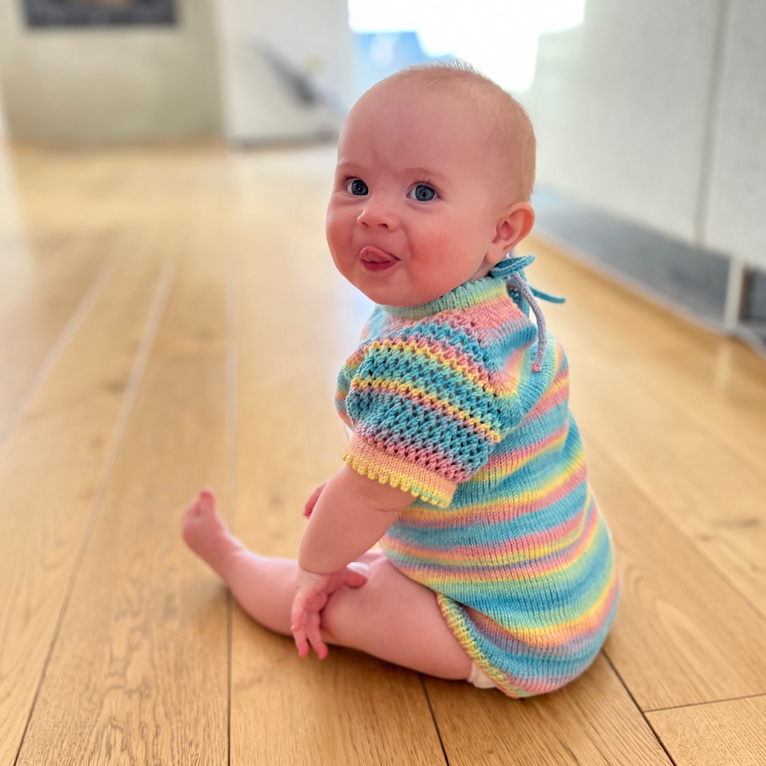 Strikk sommerbody i merinoull. Strikkepakke med garn og oppskrift. Strikk sommerplagg til baby og barn. Merinoull om sommeren.