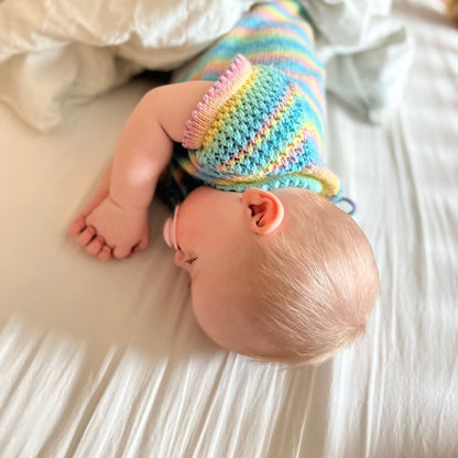 Strikket sommerbody ovenfra og ned – baby sover godt i sommerbody av 100% merinoull. Strikkepakke sommerbody med knytting i nakken som lufter godt, fra nyfødt til 2 år. Strikke sommerbody i Dale Garn Soft Merino – merinoull beskytter mot UV-stråler.