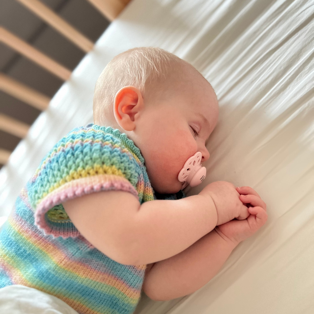 Strikke sommerklær og klær babyen kan sove i. Behagelige klær du kan strikke til babyen og barnet ditt til sommeren.