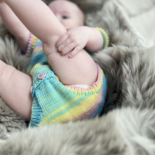 Sommerbody detaljer knapper mellom beina – babystrikk sommerbody, digital oppskrift PDF