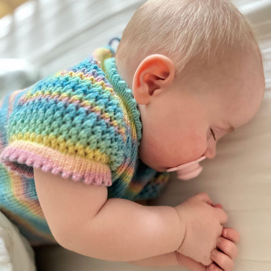 Sommerbody sett ovenfra – strikkeoppskrift sommerklær baby, PDF oppskrift uten garn