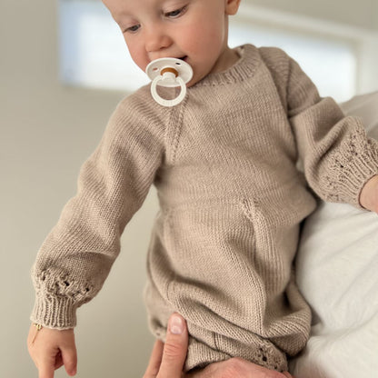 Strikkeoppskrift kjole som PDF – digital oppskrift uten garn. Strikke kjole med body til baby i merinoull.