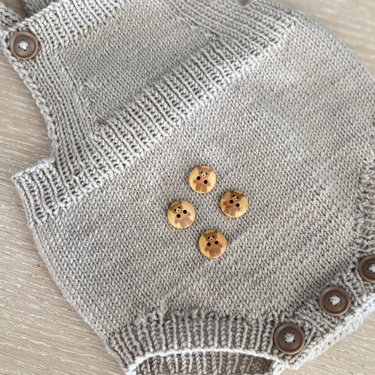Knapper med søt teddybjørn fra Go Handmade. Nydelige knapper til baby og småbarn. Selges enkeltvis. 15 mm. Treknapper.