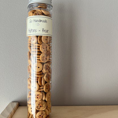 Teddy knapp fra Go Handmade. Knapp til baby og småbarn. Treknapp til strikking til hentesett og babystrikk. Knapp 15 mm.